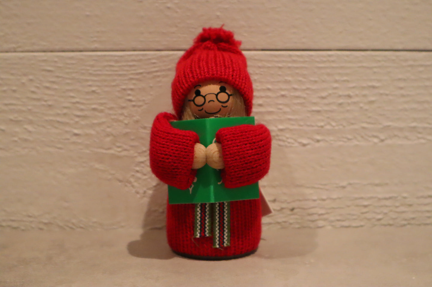 Tomteflicka med julbok