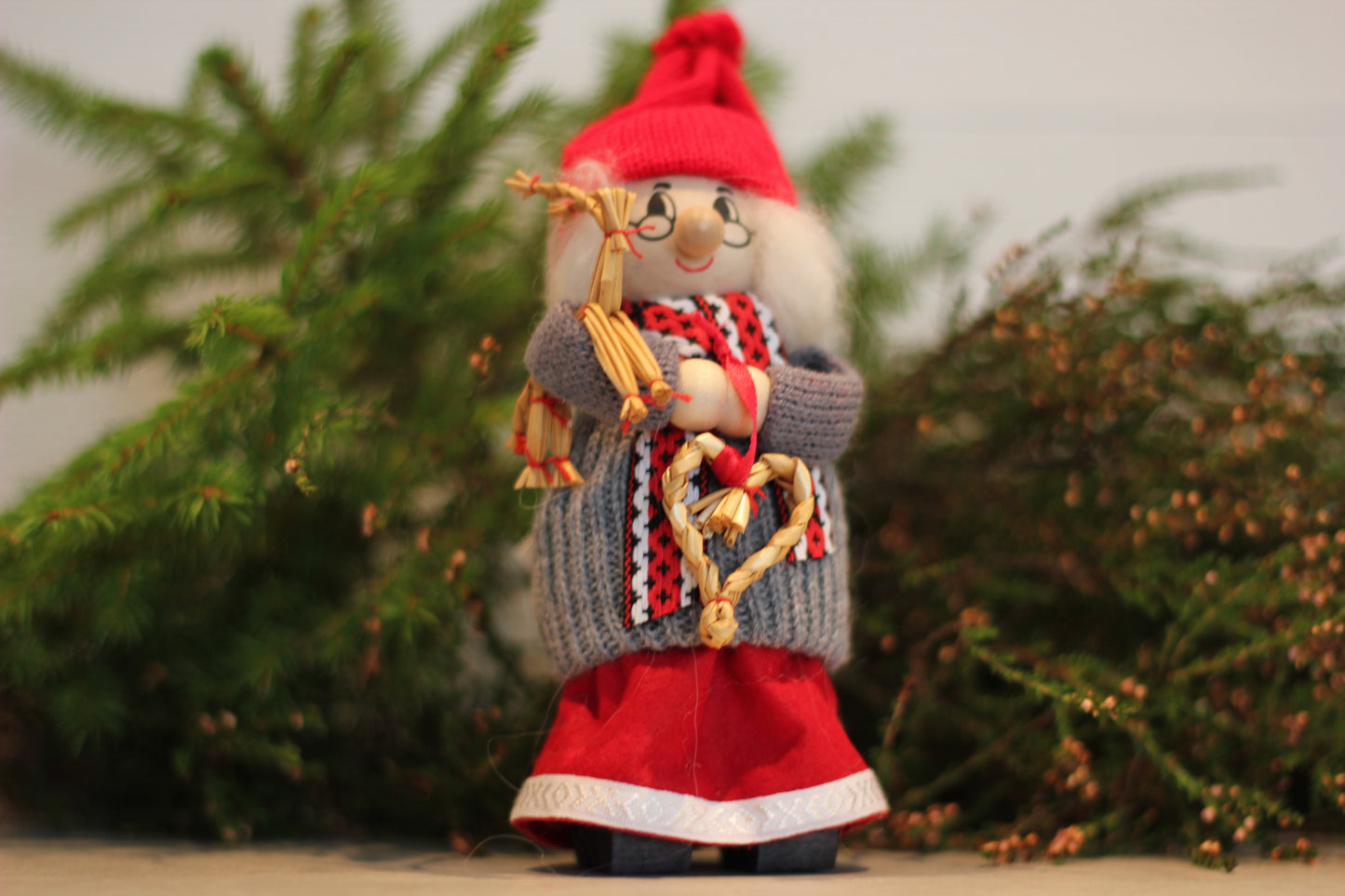 Tomtegumma med halmpynt