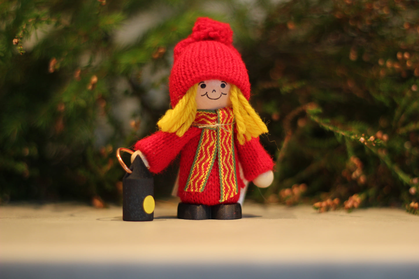 Tomteflicka med lykta