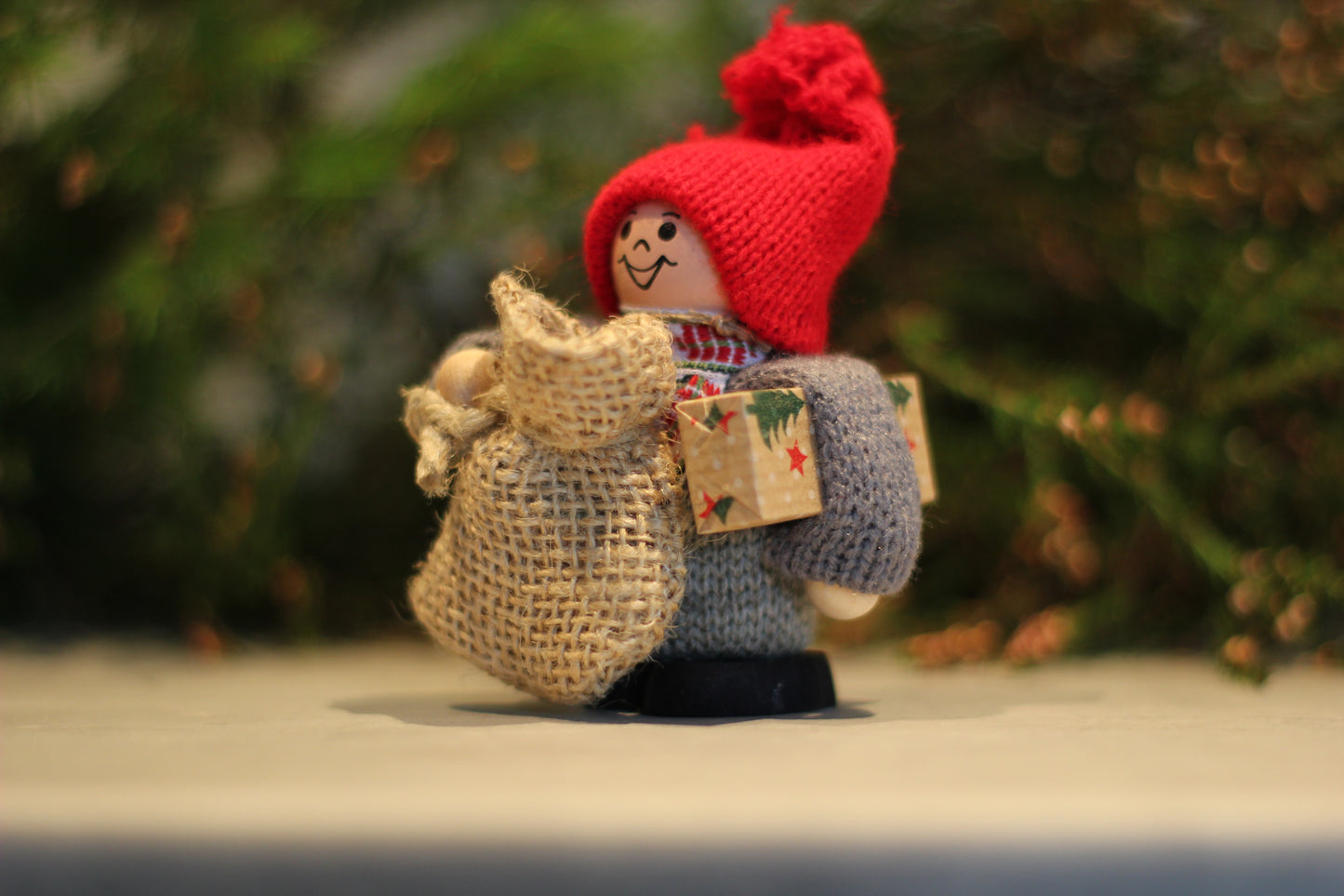 Tomtenisse med säck och paket