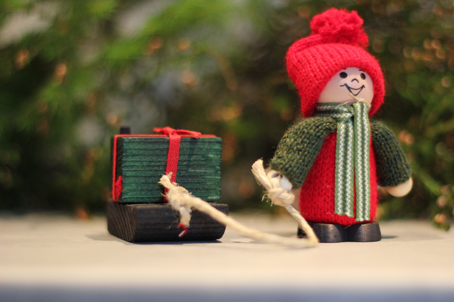 Tomte med paket på kälke