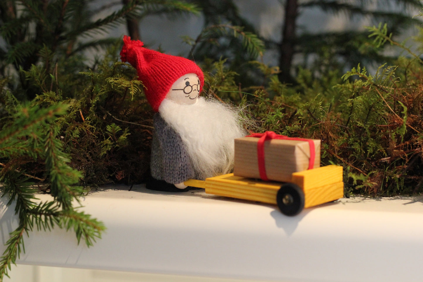 Tomte med paketkärra