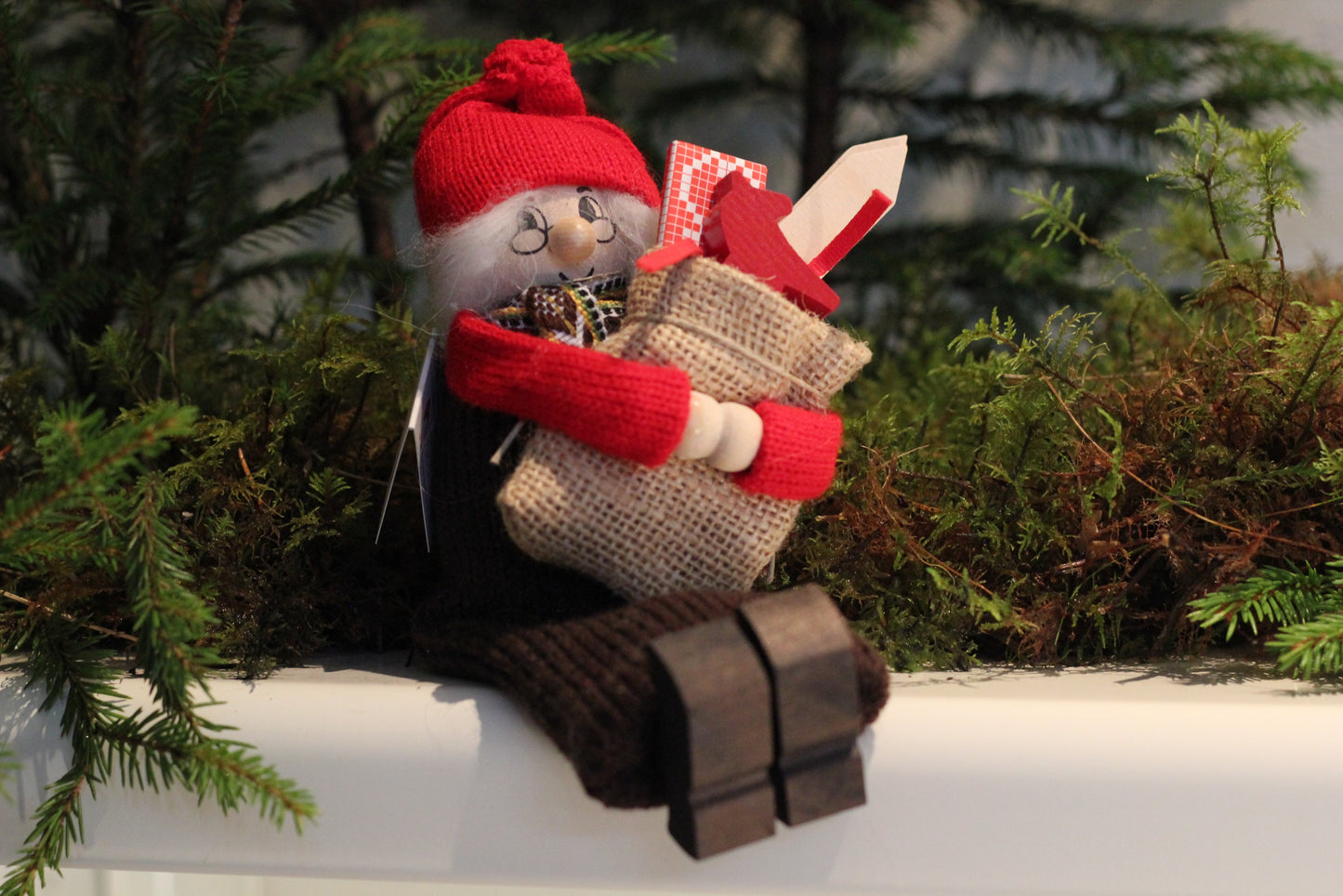 Stor sittande tomtegumma med julklappar