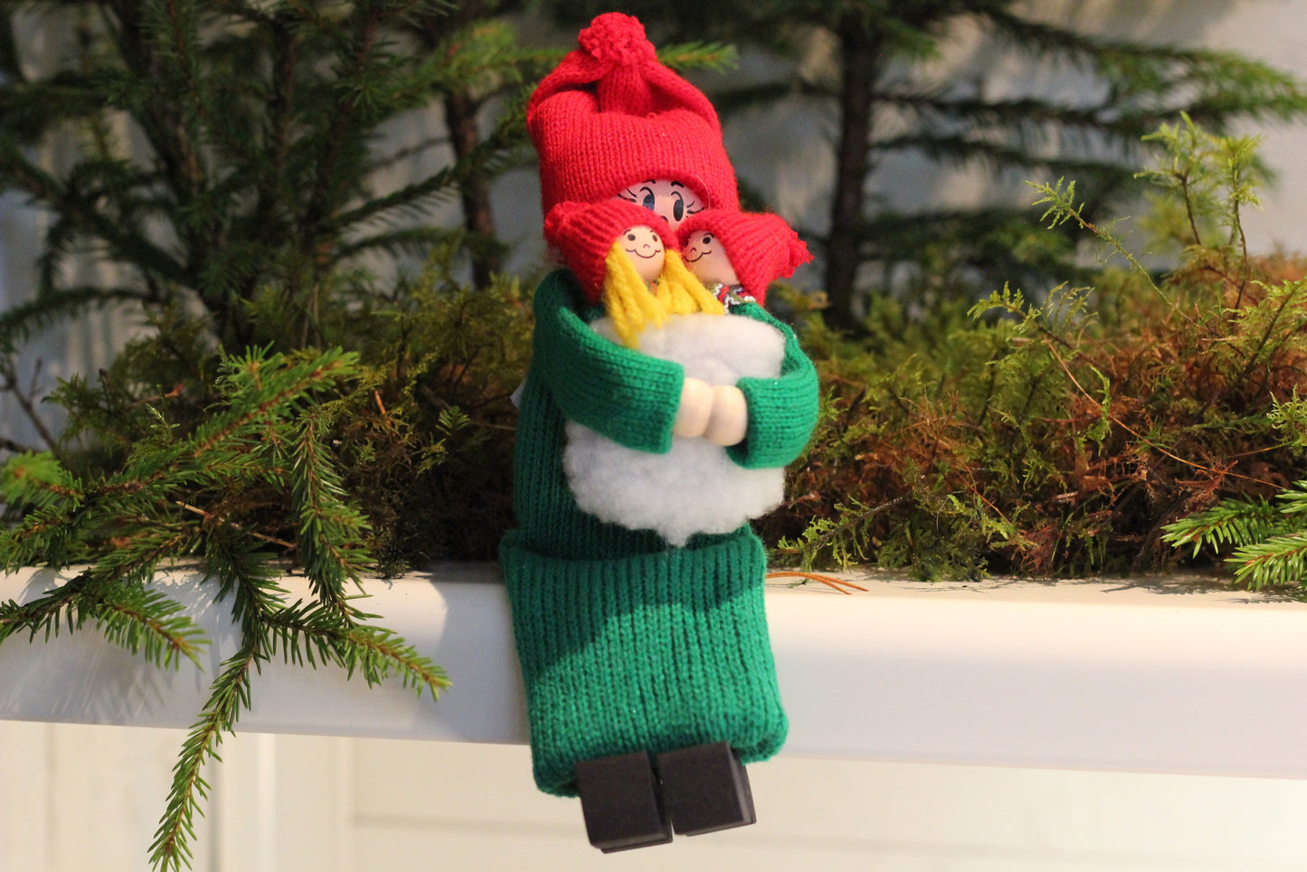 Stor sittande tomtegumma med barn