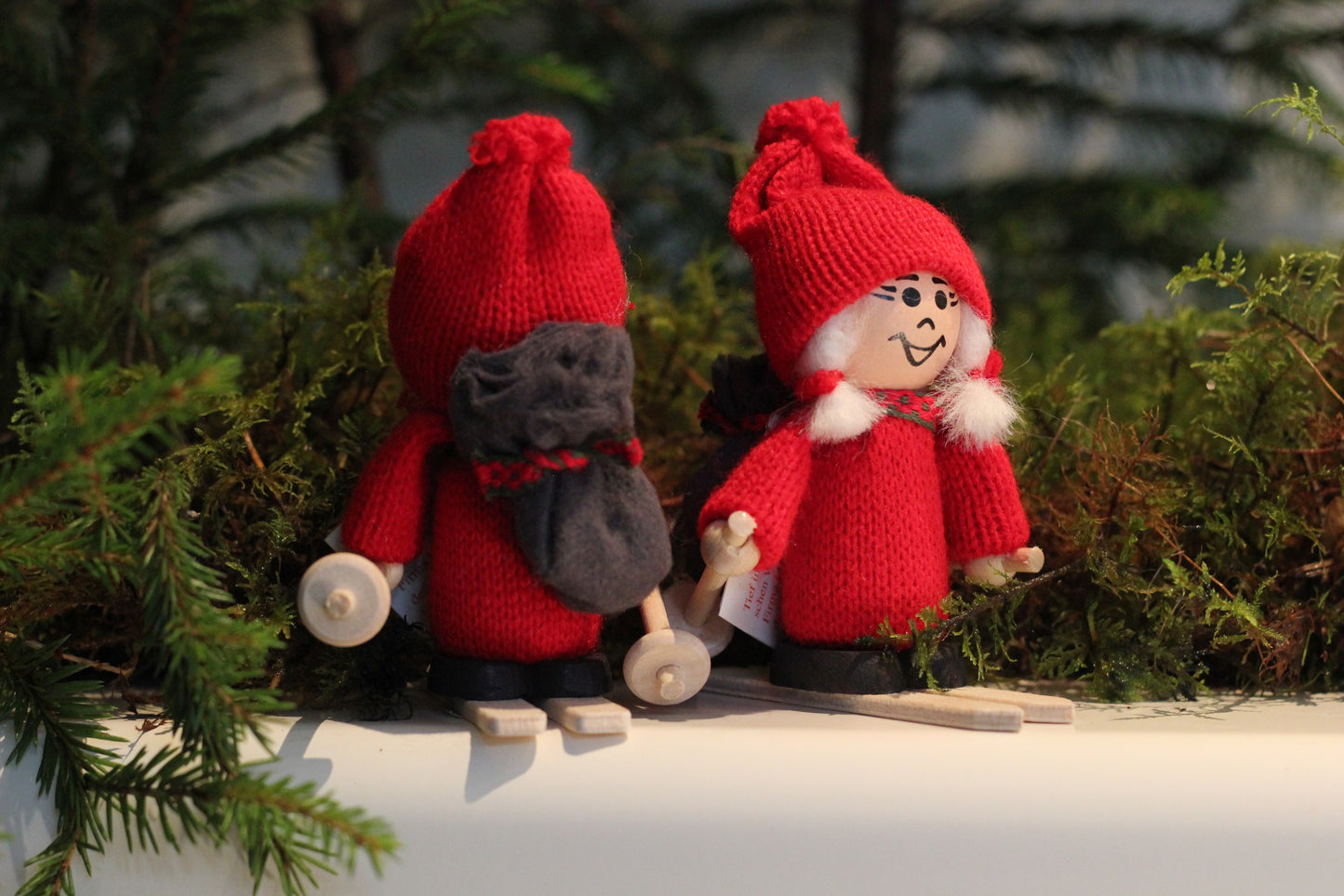 Skidåkande tomteflicka med ryggsäck