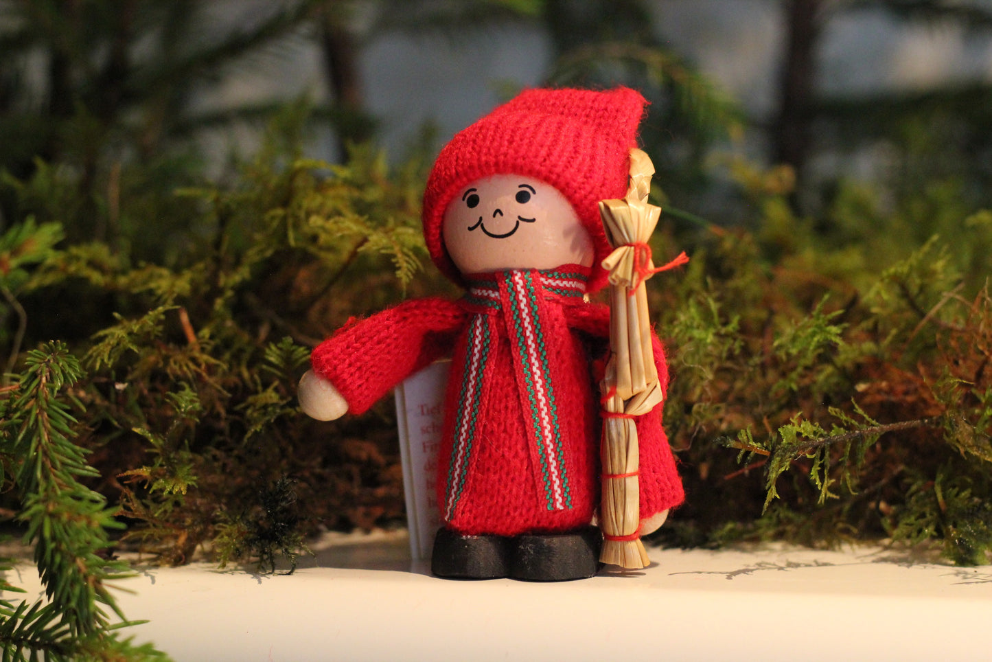 Tomte med halmbock under armen