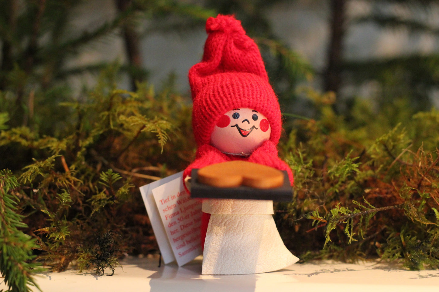 Tomteflicka med pepparkakshjärta på bakplåt