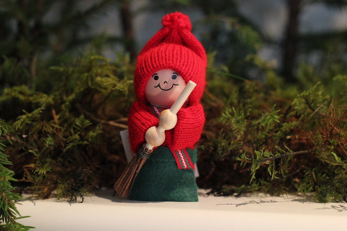 Tomteflicka med kvast (grön)