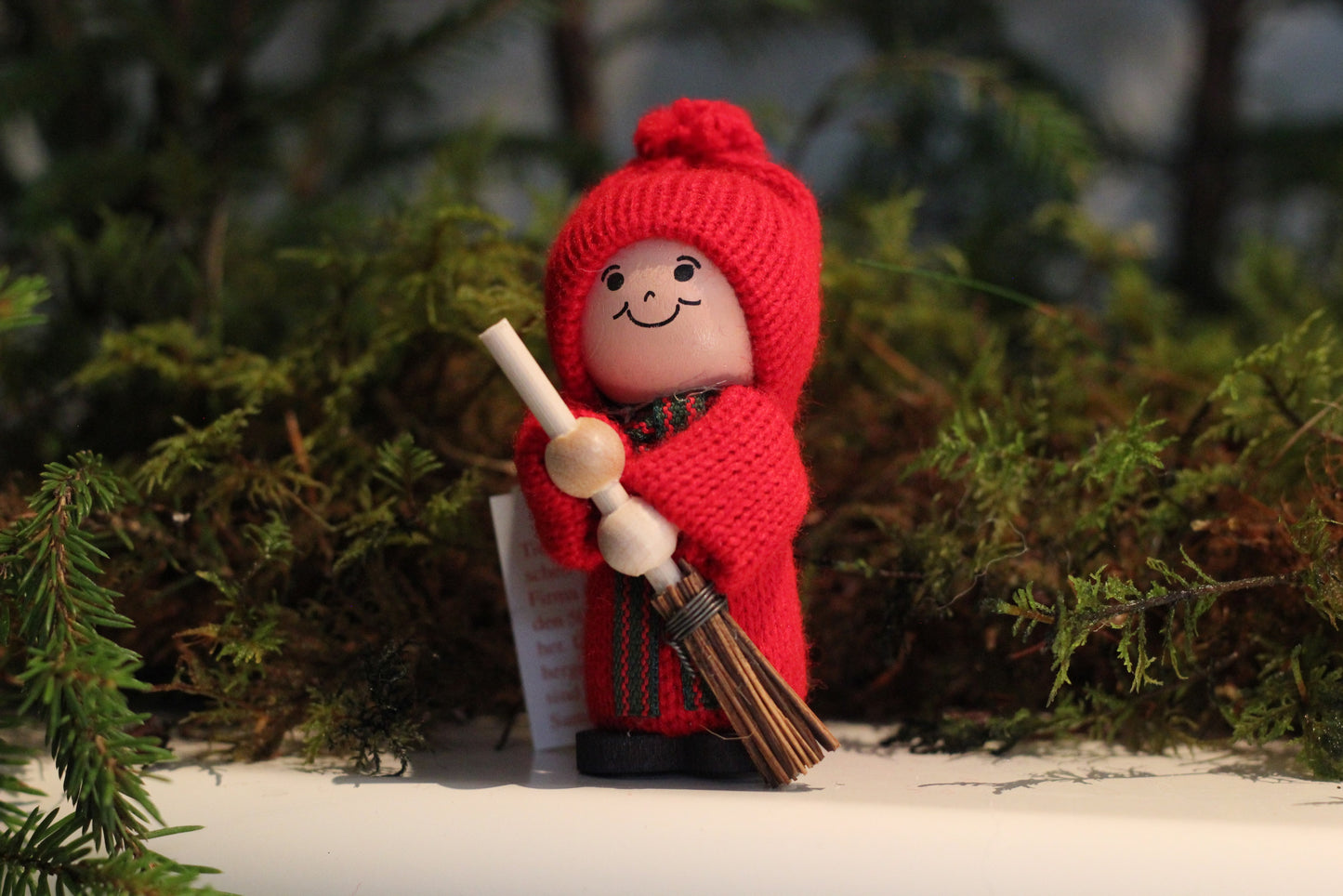 Tomte med kvast (röd)