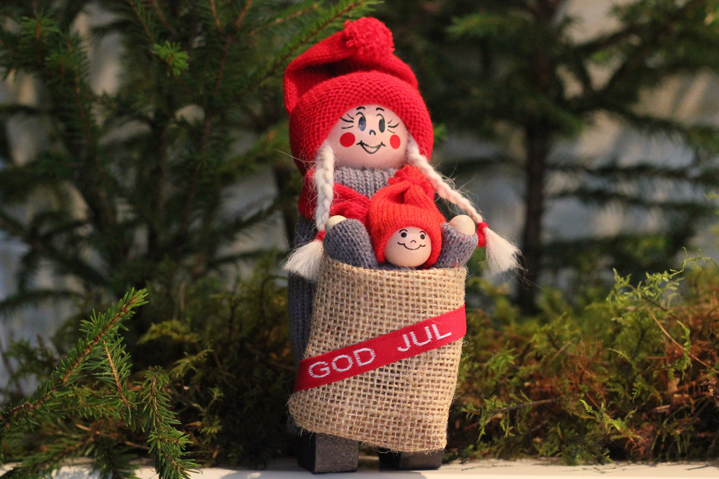 Tomtegumma med barn i julklappssäck