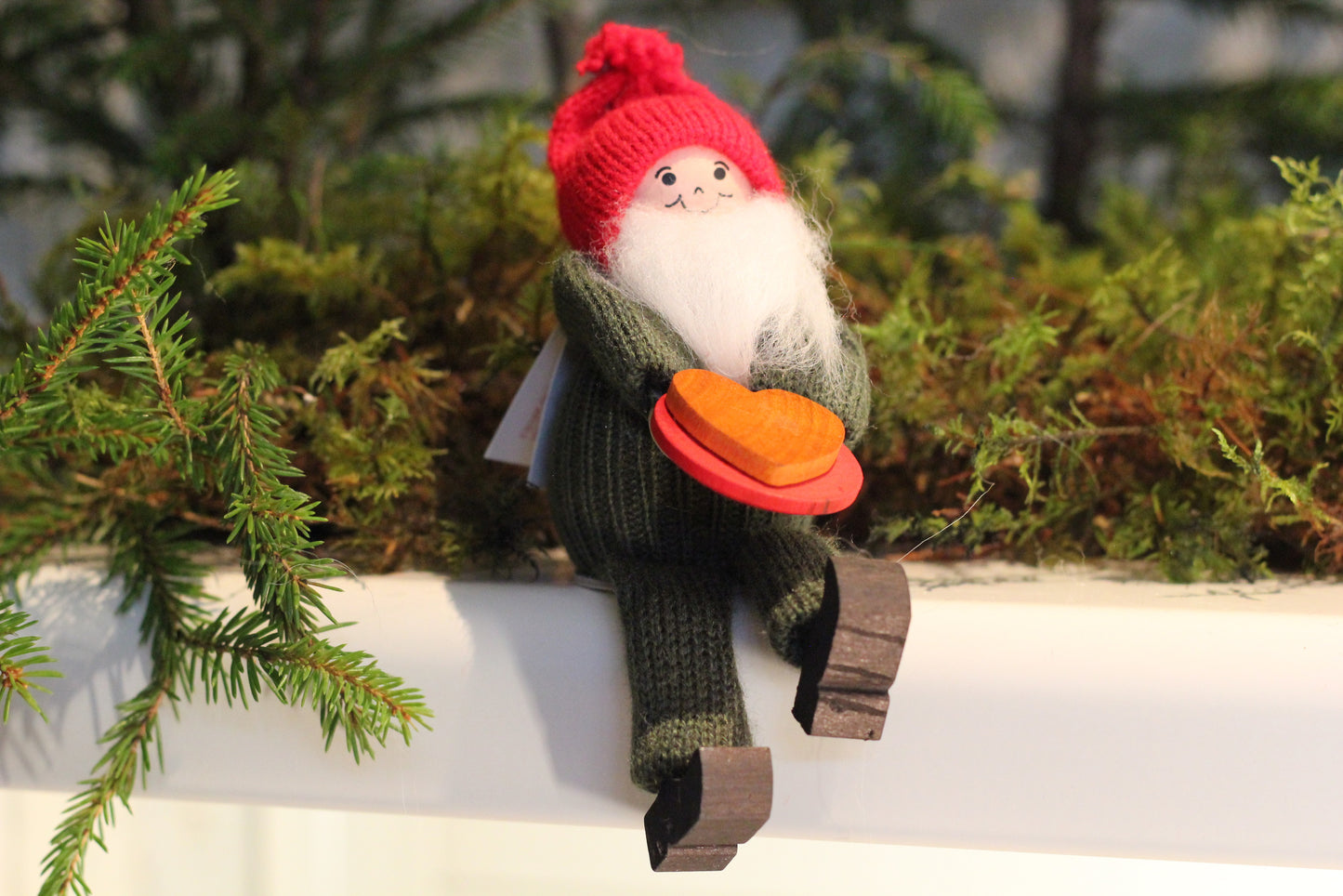 Sittande tomte med pepparkaksfat