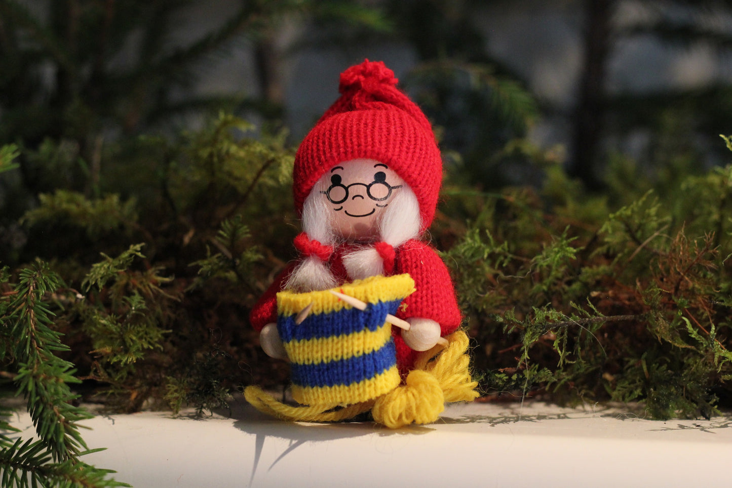 Tomtemor med stickning