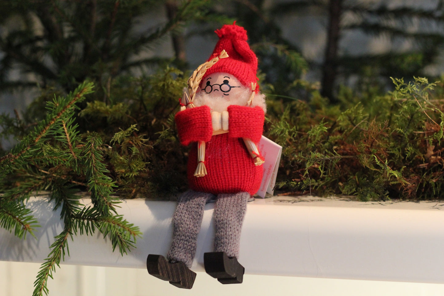 Sittande tomte med halmbock