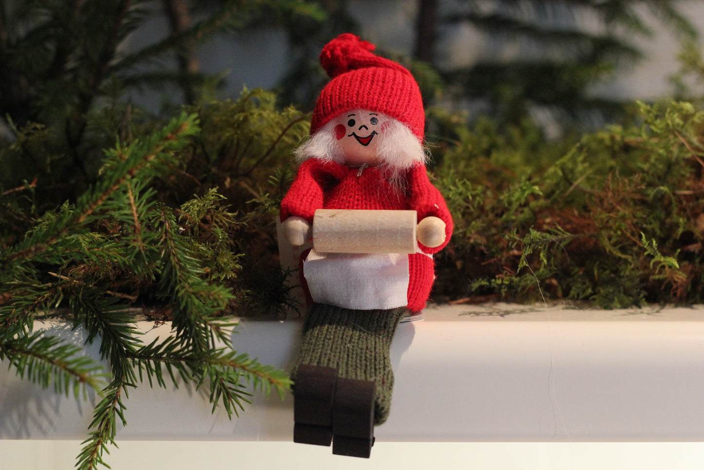 Sittande tomteflicka med kavel