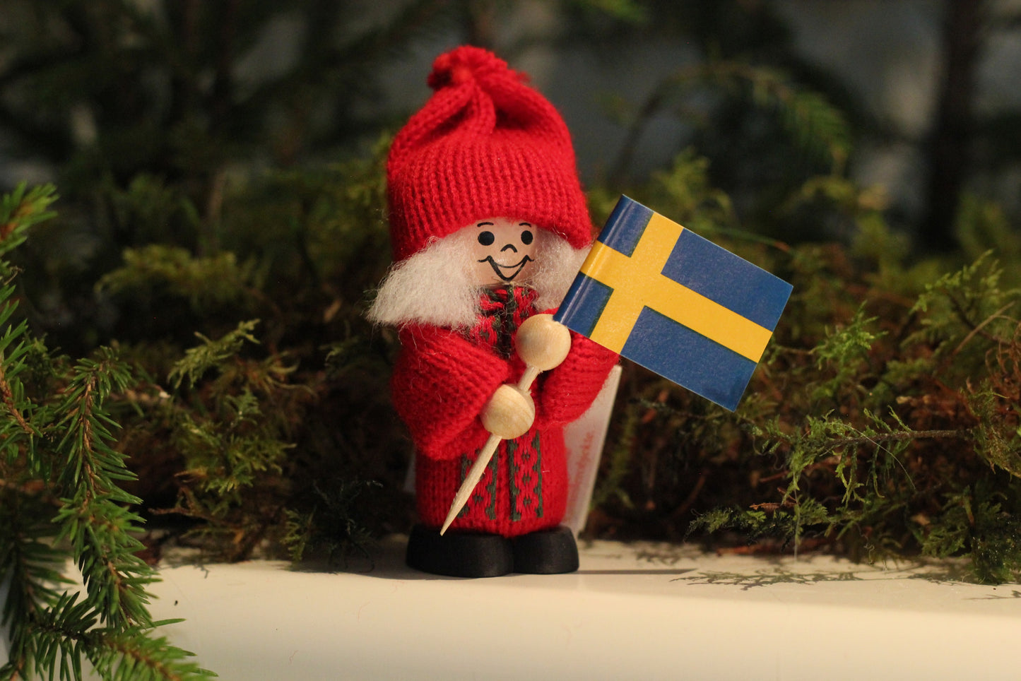 Tomteflicka med flagga