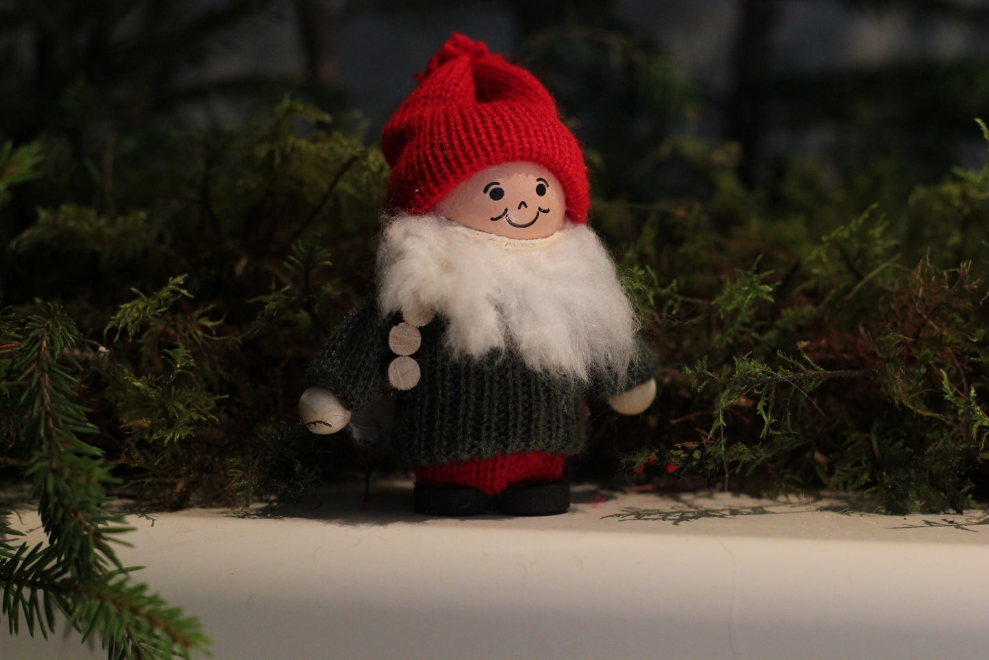 Tomte med ved under armen