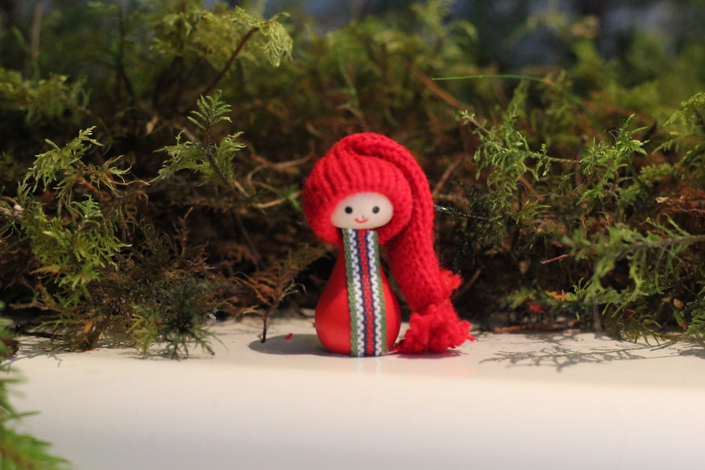 Kort tomte med lång luva