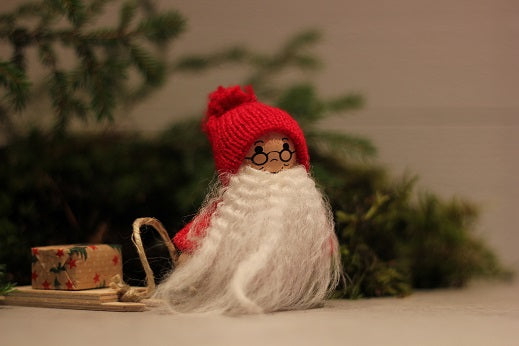 Tomte med paketsläde