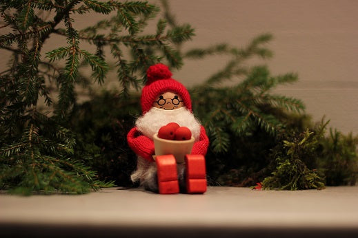 Sittande tomte med skål